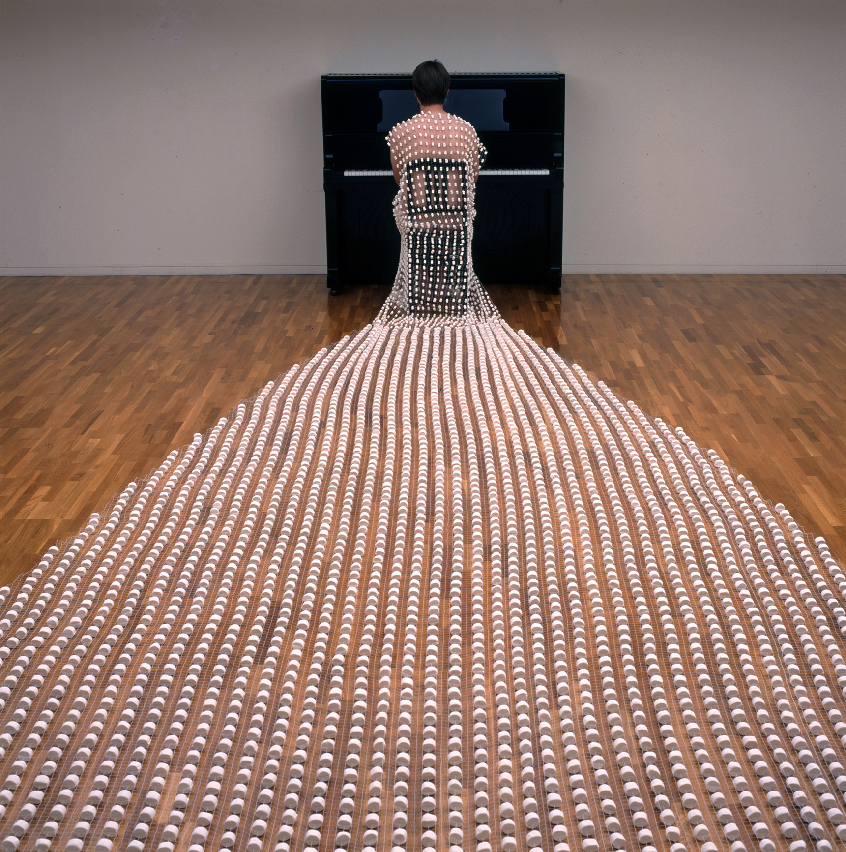 Internal Dress｜1999｜8000 mashmallows, fowling net｜Photography by KUROKAWA Mikio｜Takahashi Ryutaro Collection